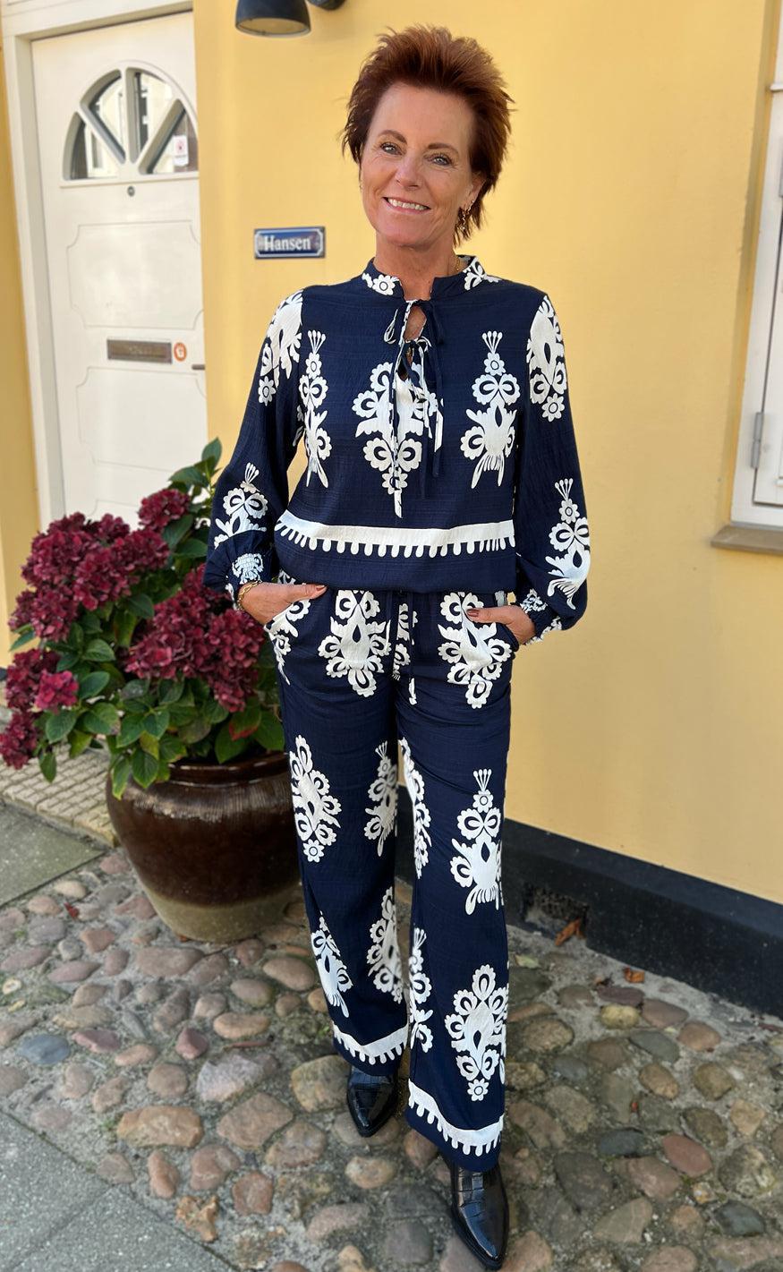 Say INA Copenhagen Bluse - Tora - Navy Blue Paisley