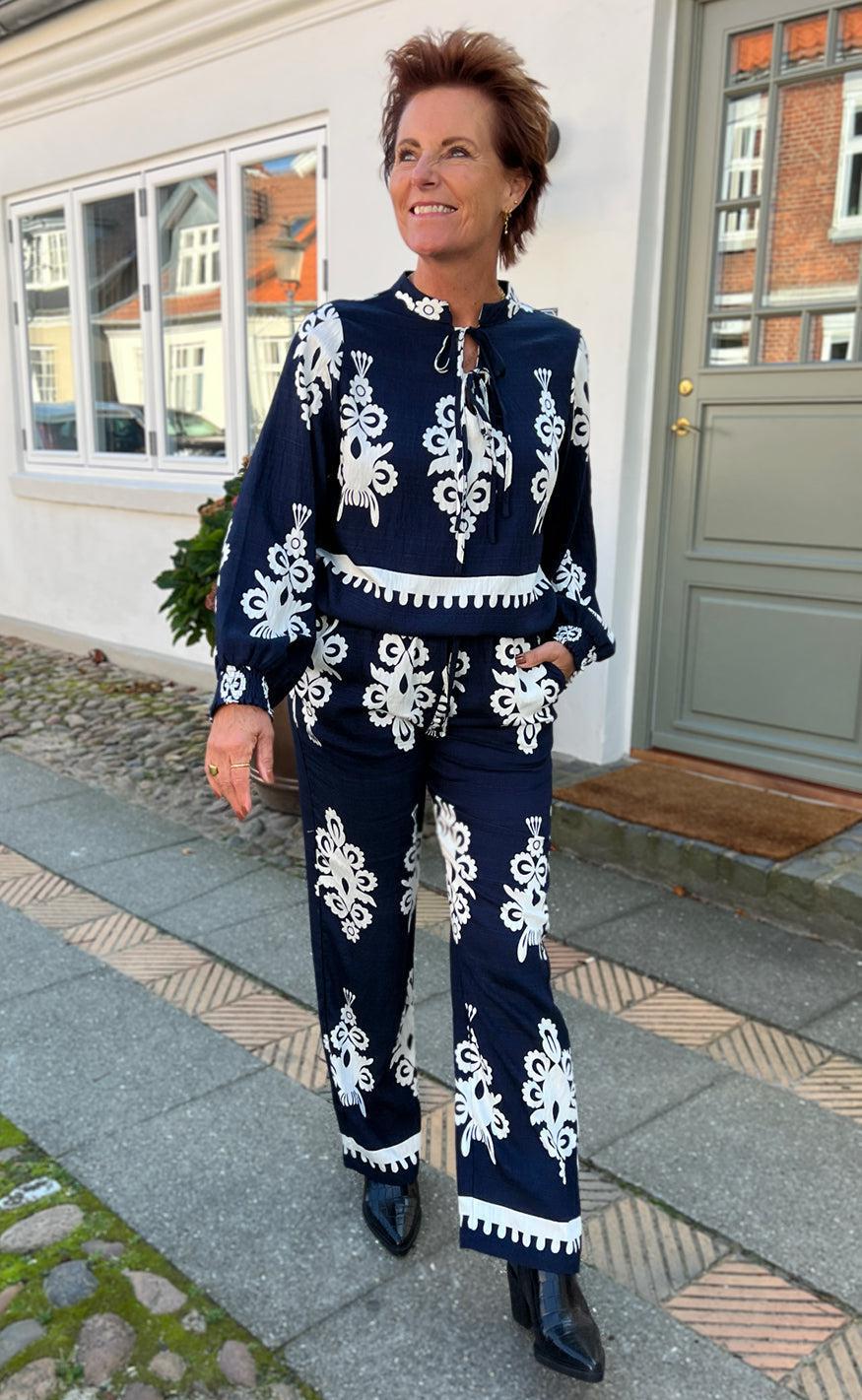 Say INA Copenhagen Bluse - Tora - Navy Blue Paisley
