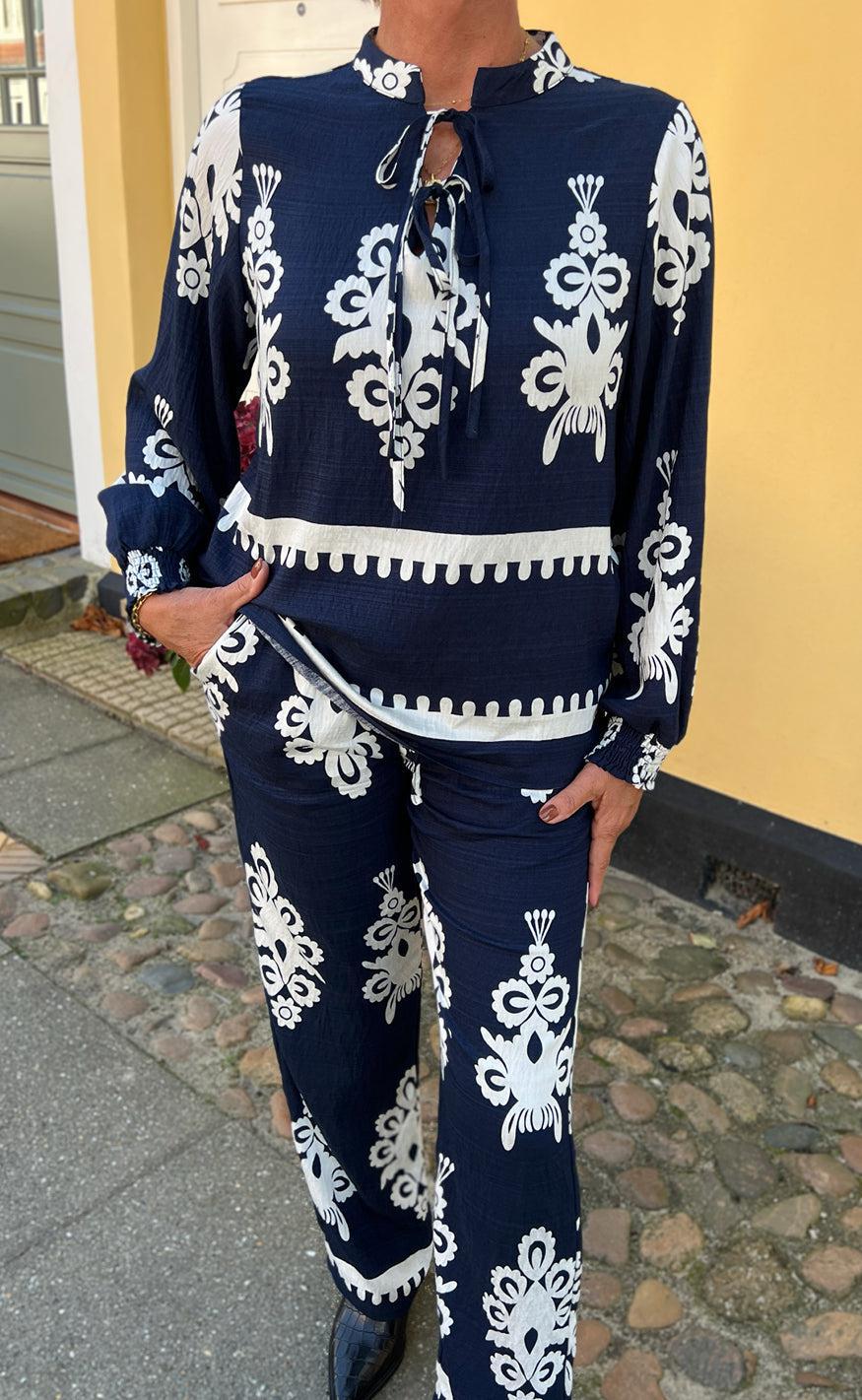 Say INA Copenhagen Bluse - Tora - Navy Blue Paisley