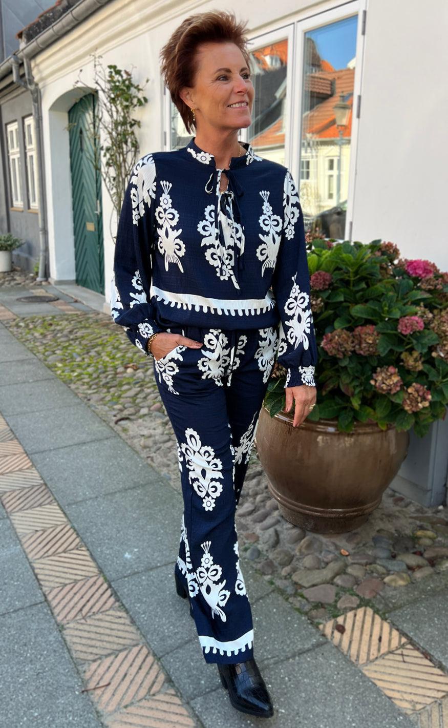 Say INA Copenhagen Bluse - Tora - Navy Blue Paisley