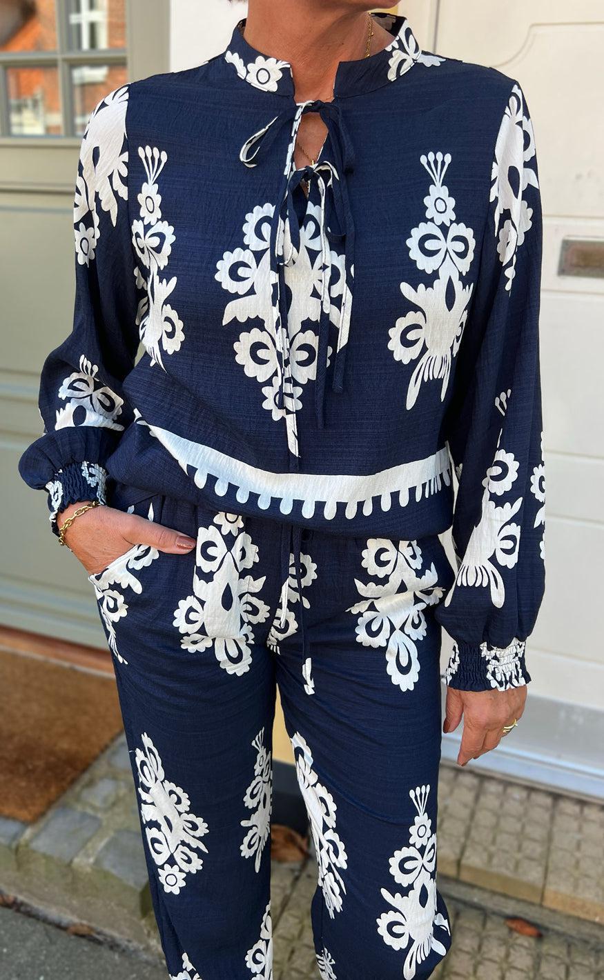 Say INA Copenhagen Bluse - Tora - Navy Blue Paisley