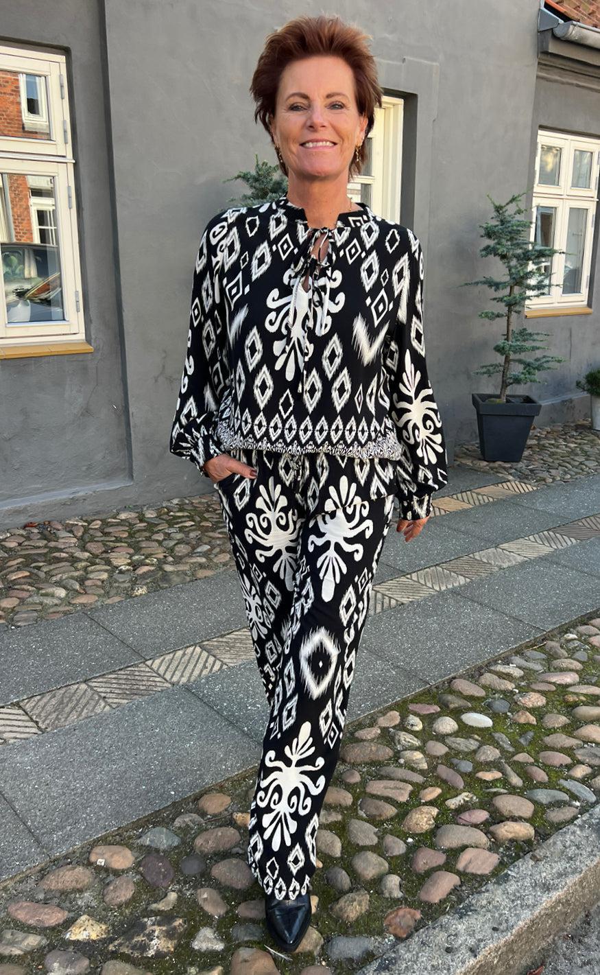 Say INA Copenhagen Bukser - Tora - Black/White Paisley
