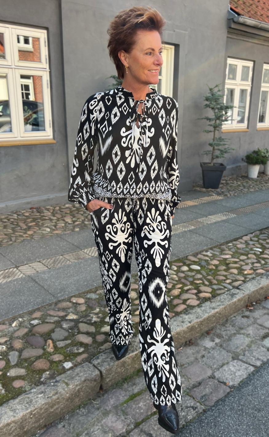 Say INA Copenhagen Bukser - Tora - Black/White Paisley