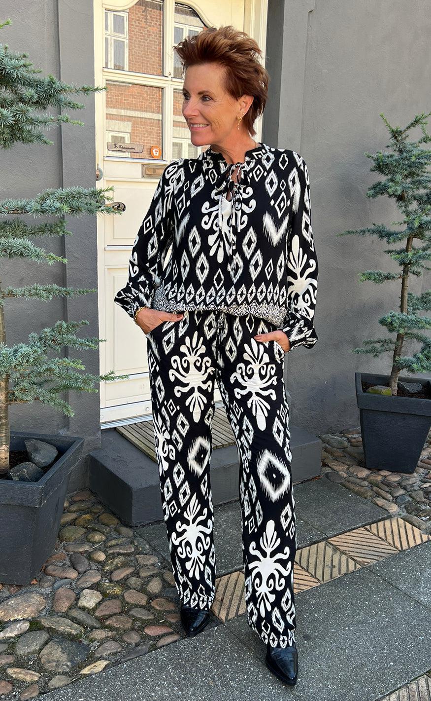 Say INA Copenhagen Bukser - Tora - Black/White Paisley