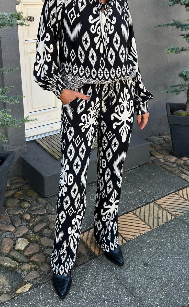 Say INA Copenhagen Bukser - Tora - Black/White Paisley | Hurtig ...