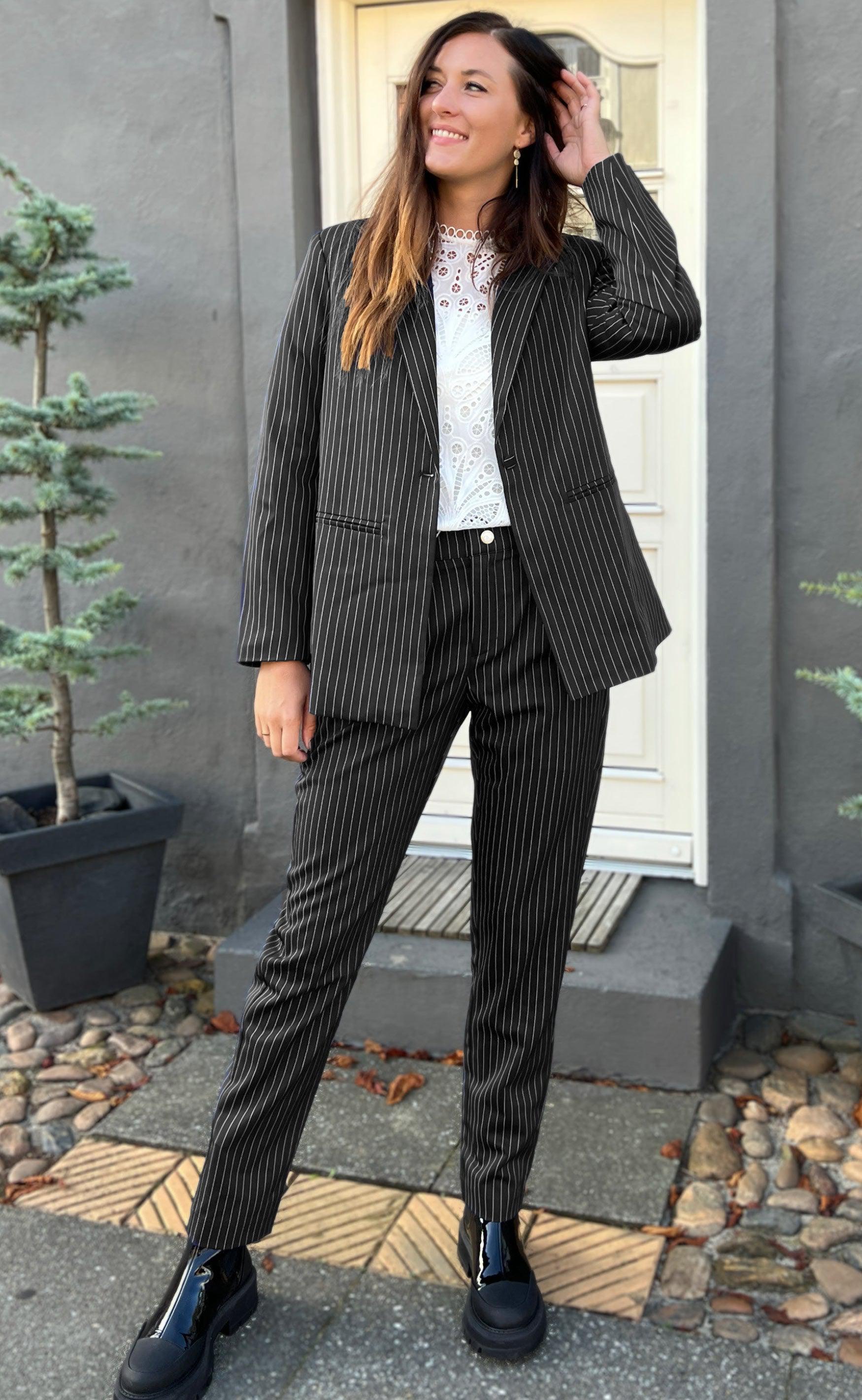 Say INA Copenhagen Bukser - Zoey Straight - Black Pinstripe
