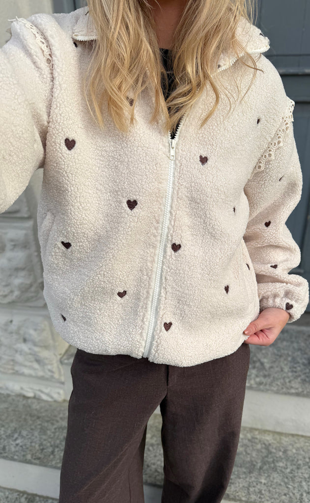Say INA Copenhagen Fleece Jakke - Fia - Beige W. Brown Embroidery Hearts