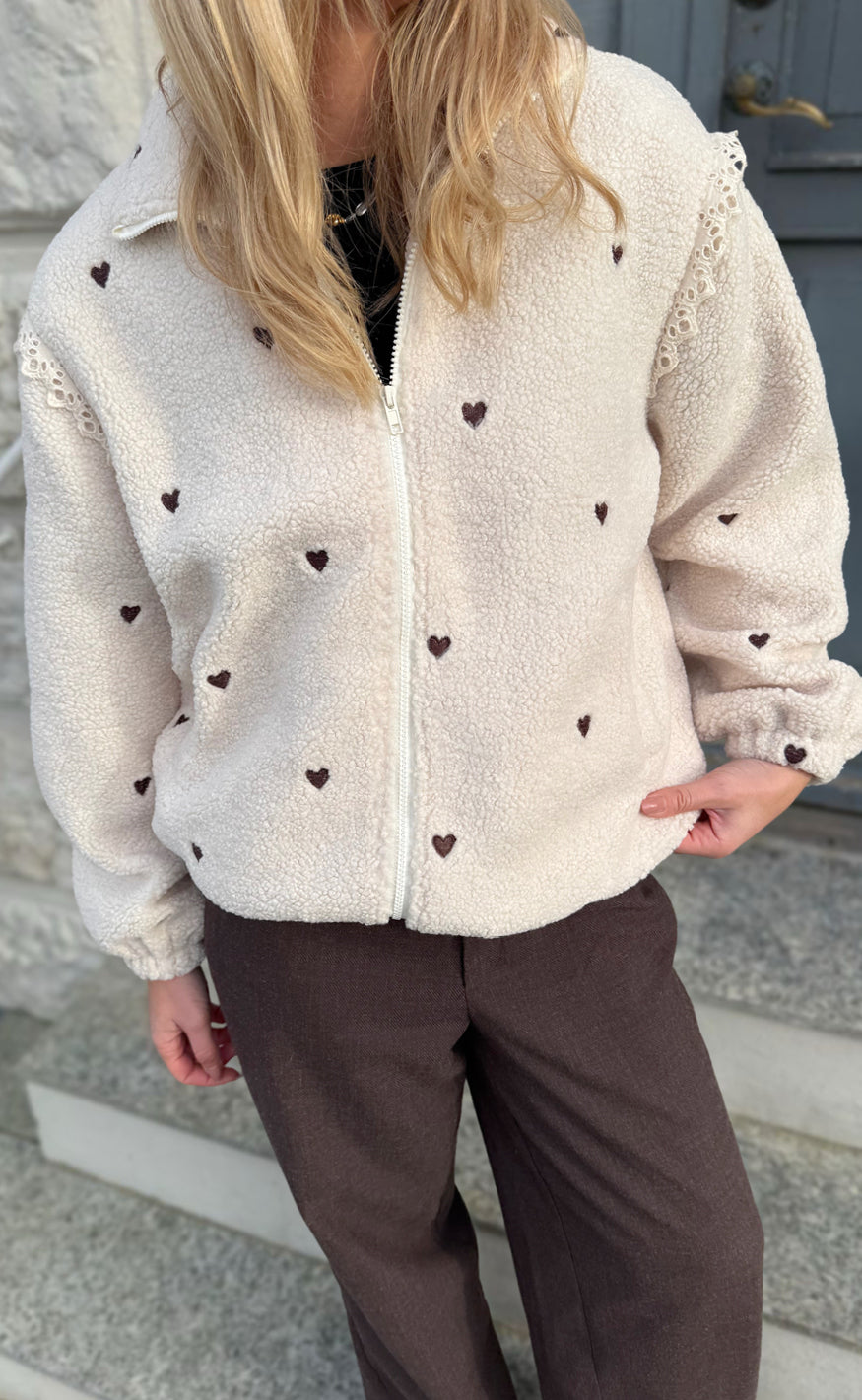 Say INA Copenhagen Fleece Jakke - Fia - Beige W. Brown Embroidery Hearts