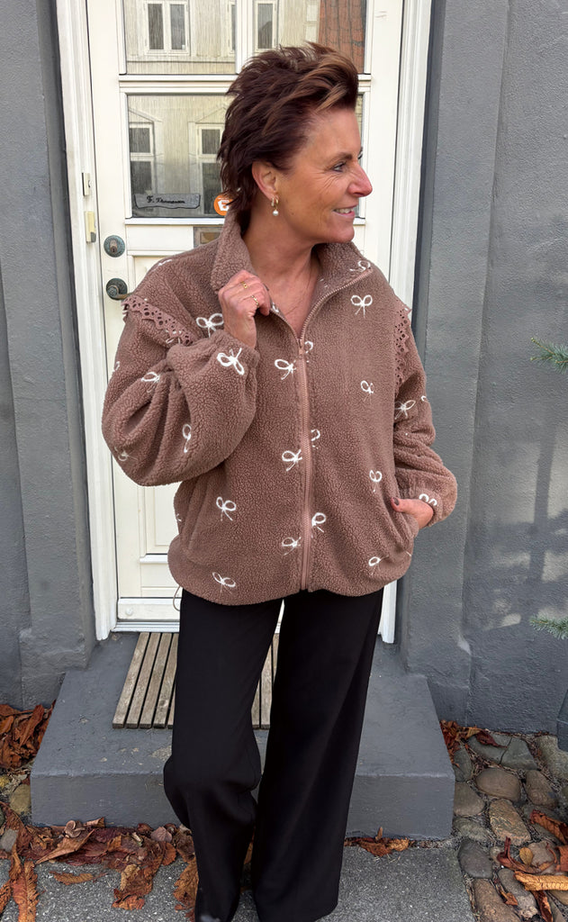 Say INA Copenhagen Fleece Jakke - Fia - Brown W. Bow Embroidery