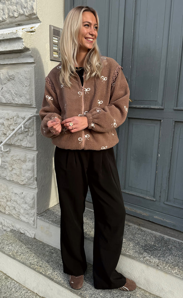 Say INA Copenhagen Fleece Jakke - Fia - Brown W. Bow Embroidery