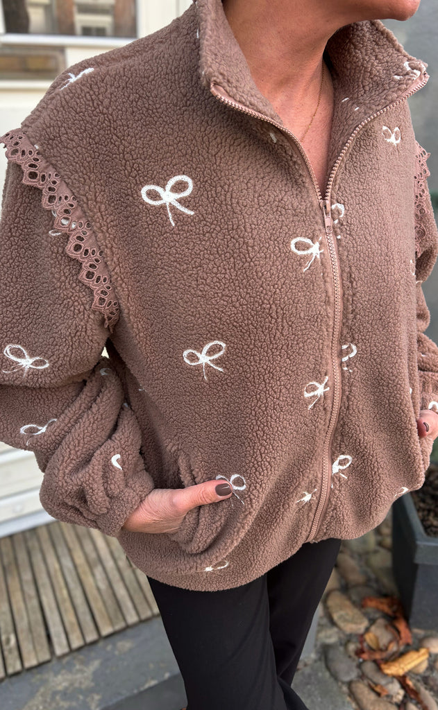 Say INA Copenhagen Fleece Jakke - Fia - Brown W. Bow Embroidery