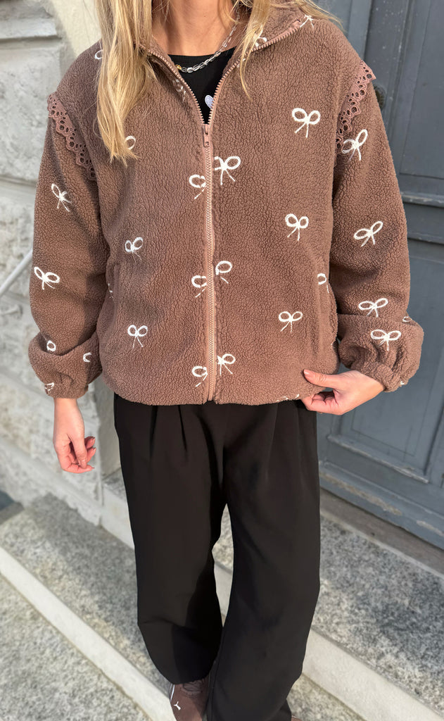 Say INA Copenhagen Fleece Jakke - Fia - Brown W. Bow Embroidery