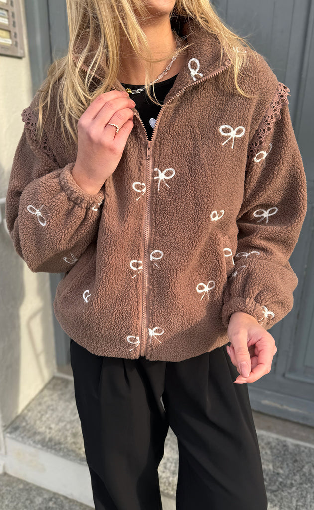 Say INA Copenhagen Fleece Jakke - Fia - Brown W. Bow Embroidery