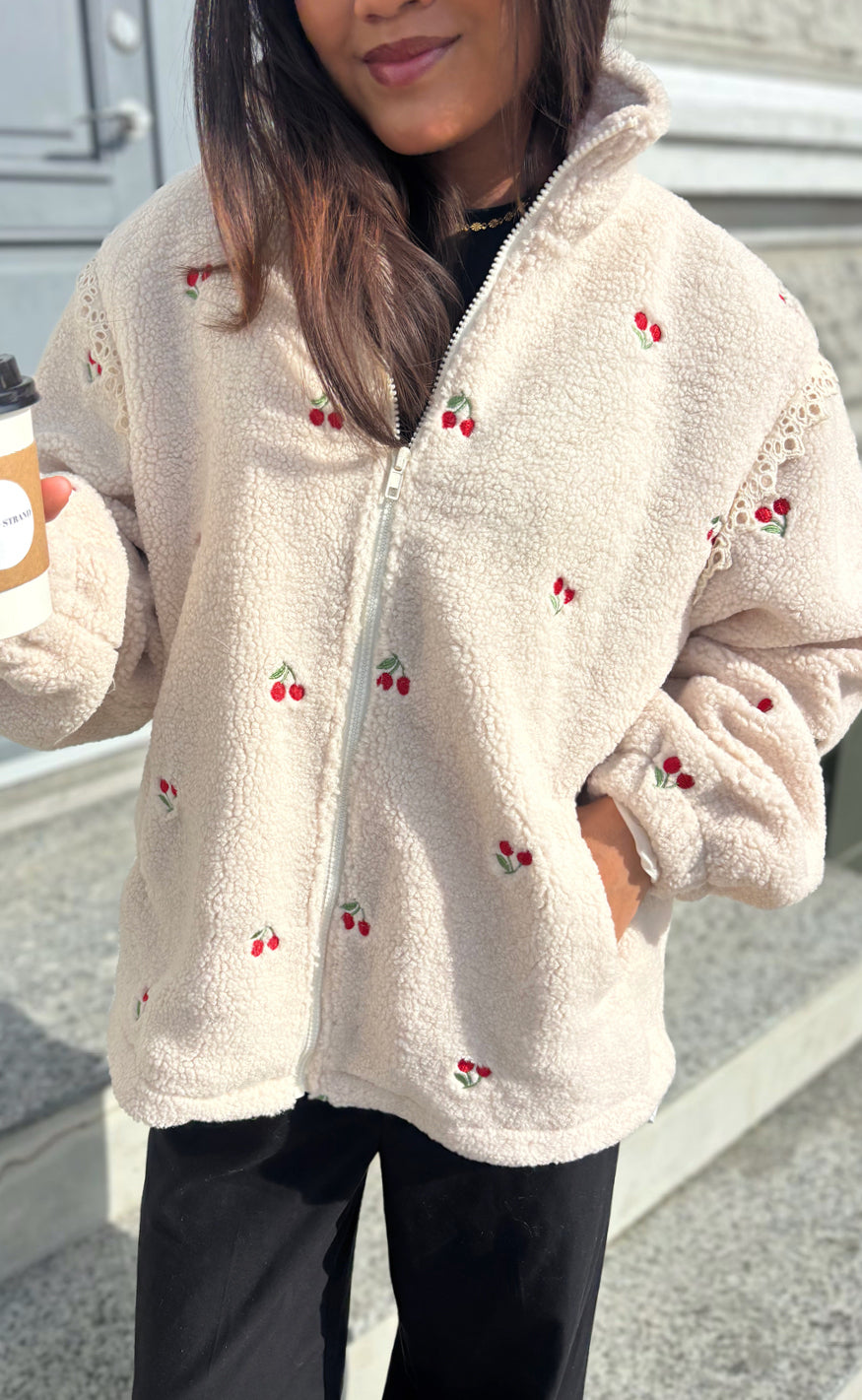 Say INA Copenhagen Fleece Jakke - Fia - Off White W. Cherries