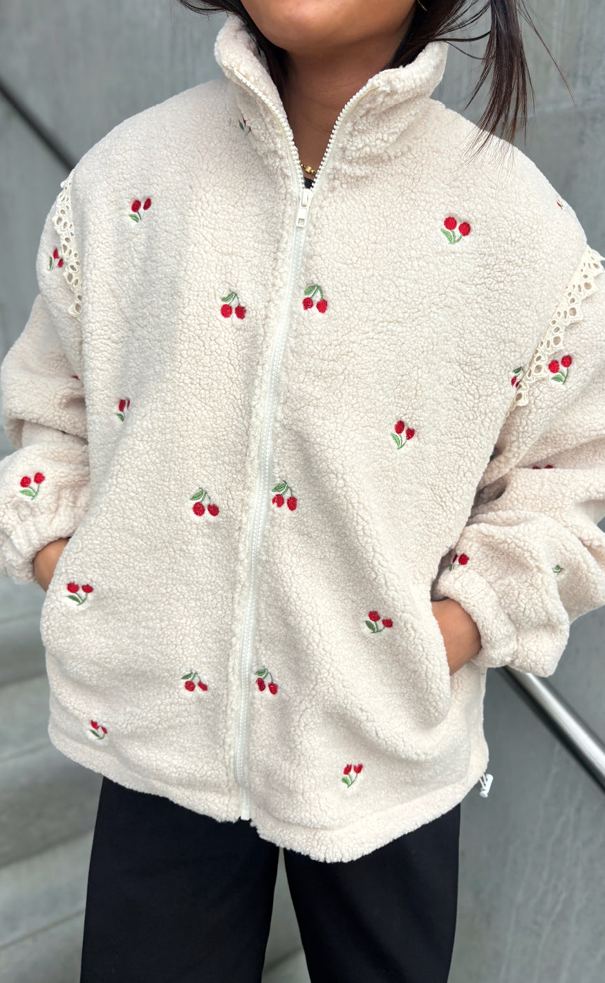 Say INA Copenhagen Fleece Jakke - Fia - Off White W. Cherries