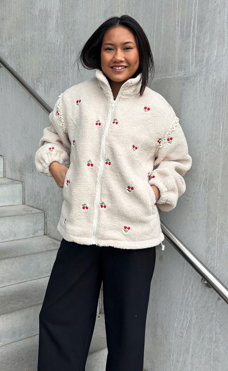 Say INA Copenhagen Fleece Jakke - Fia - Off White W. Cherries