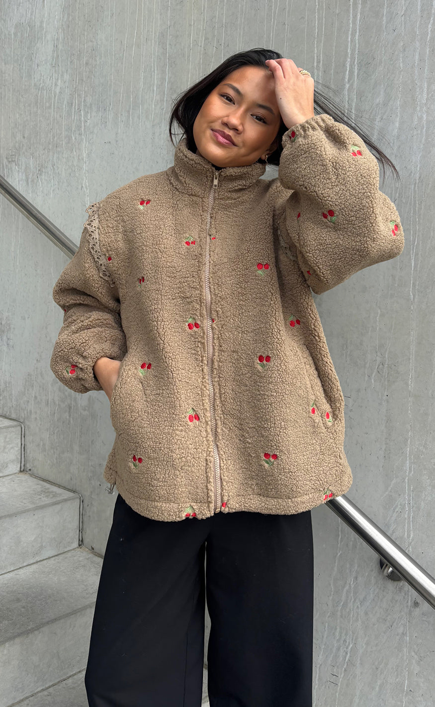 Say INA Copenhagen Fleece Jakke - Fia - Taupe W. Cherry