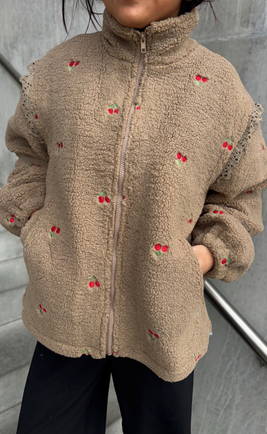 Say INA Copenhagen Fleece Jakke - Fia - Taupe W. Cherry