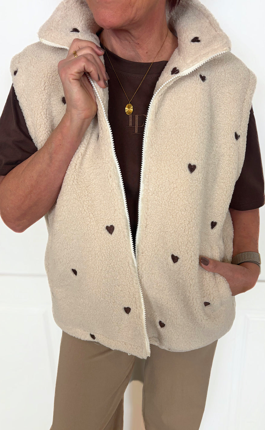 Say INA Copenhagen Fleece Vest - Fia - Beige W. Brown Embroidery Hearts