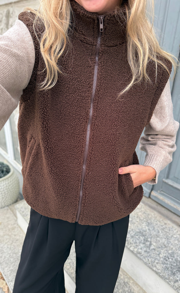 Say INA Copenhagen Fleece Vest - Fia - Dark Brown