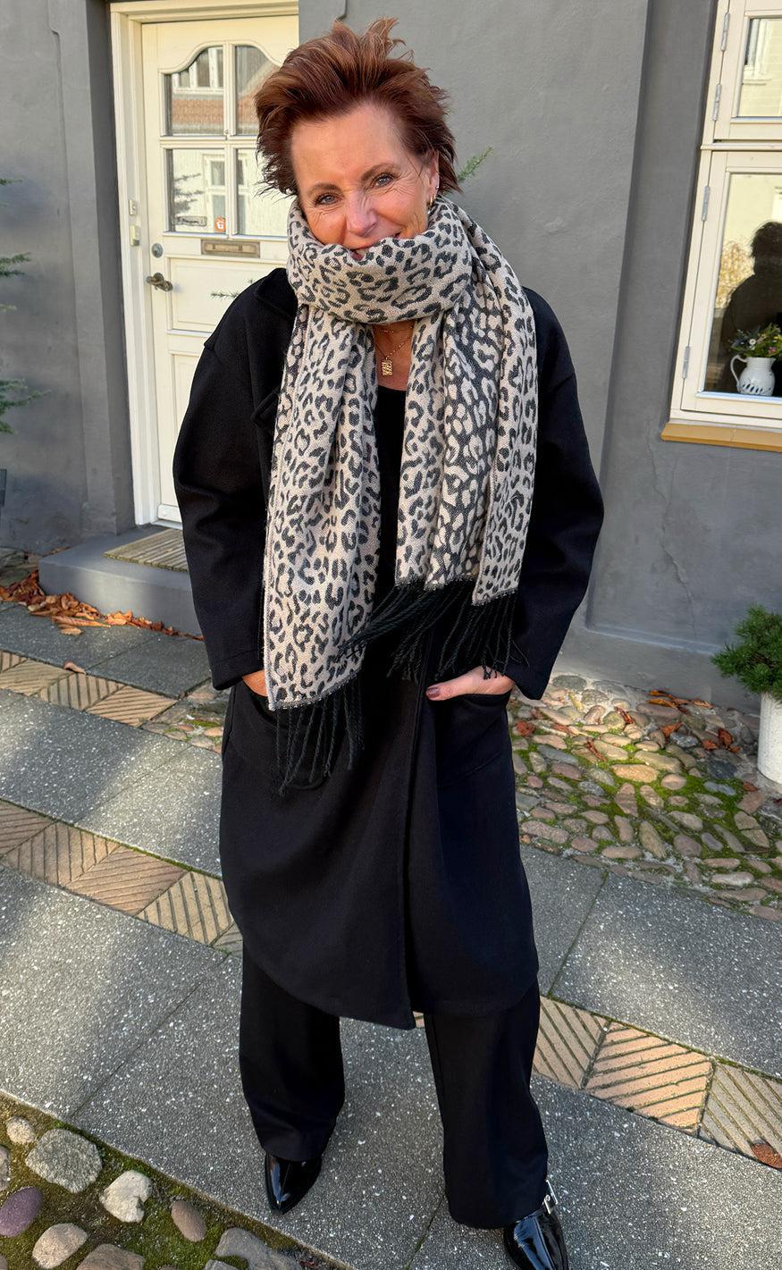 Say INA Copenhagen Halstørklæde - Ariana - Beige Leopard