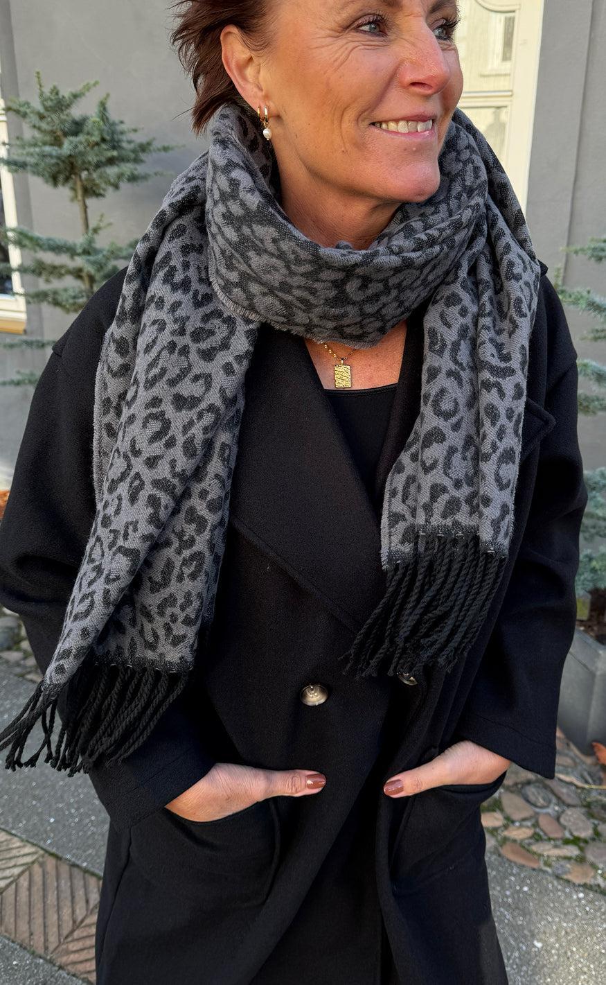 Say INA Copenhagen Halstørklæde - Ariana - Grey Leopard
