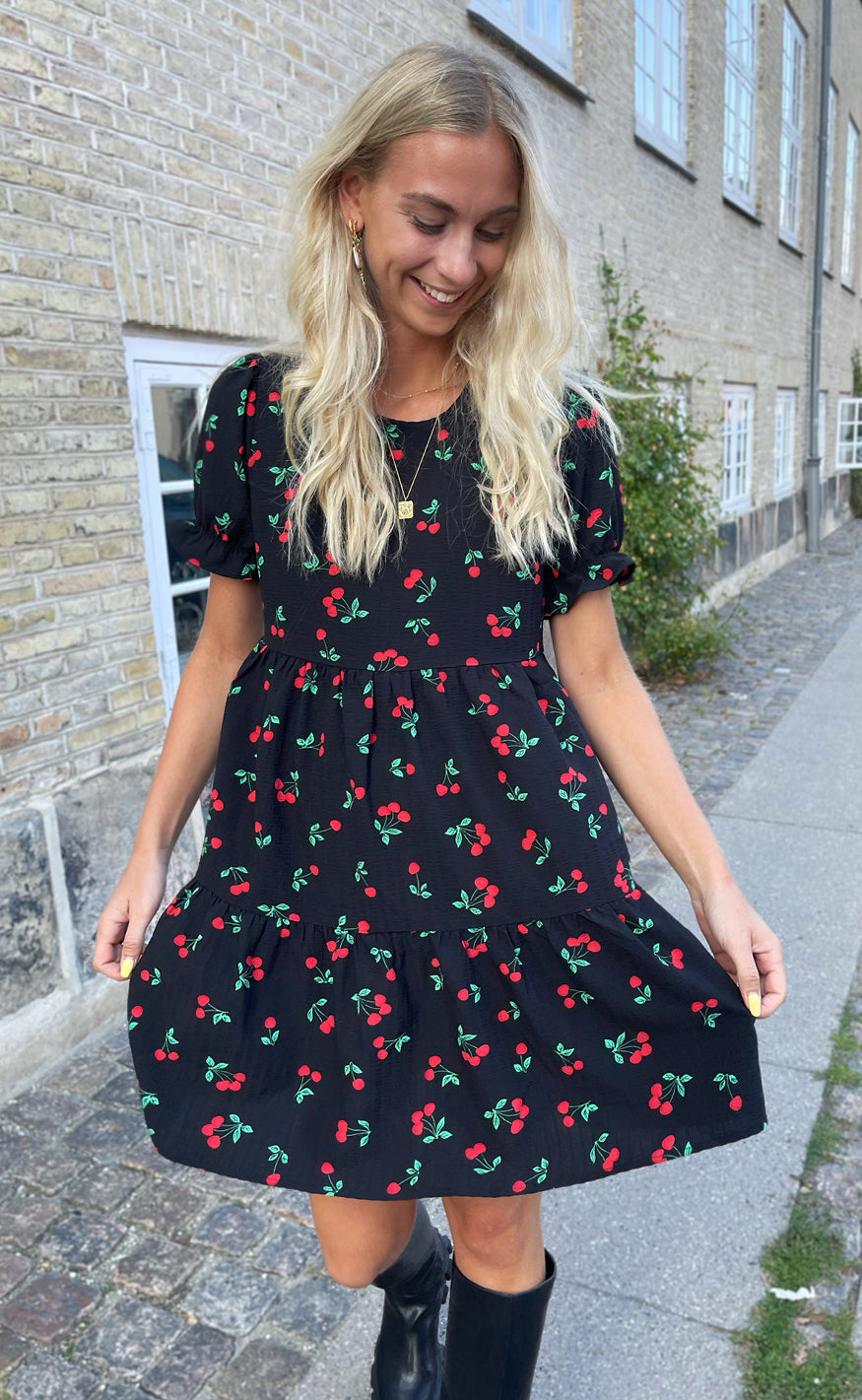 Say INA Copenhagen Kjole - Alma - Black W. Cherries