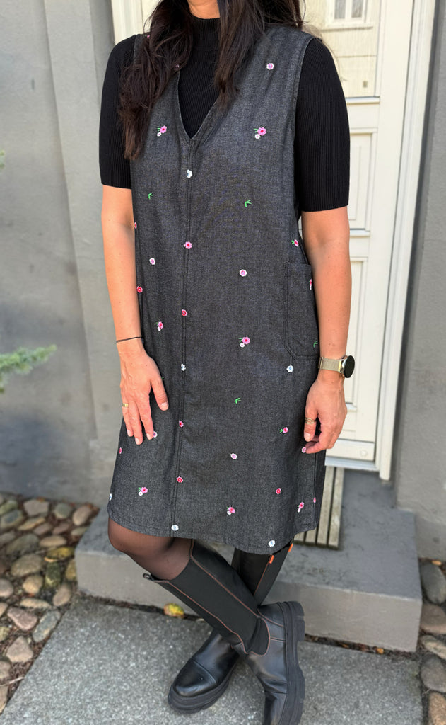 Say INA Copenhagen Kjole - Ania Spencer - Black Denim W. Flowers