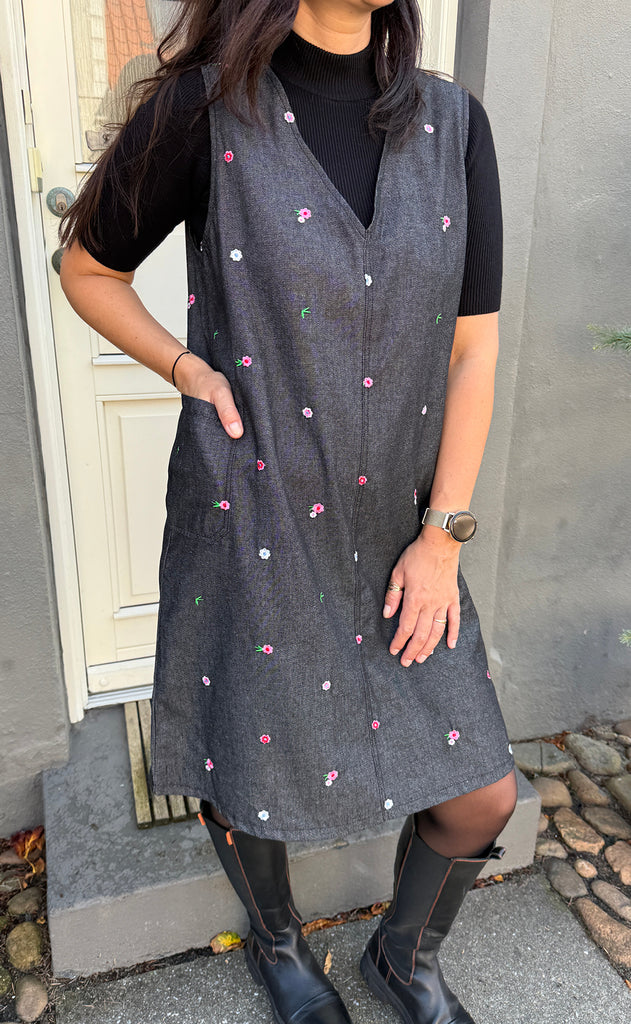Say INA Copenhagen Kjole - Ania Spencer - Black Denim W. Flowers