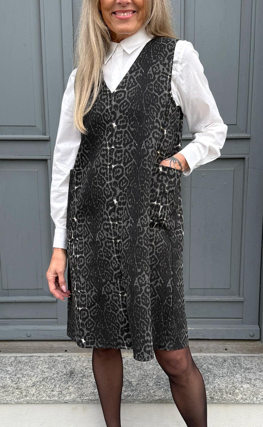 Say INA Copenhagen Kjole - Ania Spencer - Grey Leopard