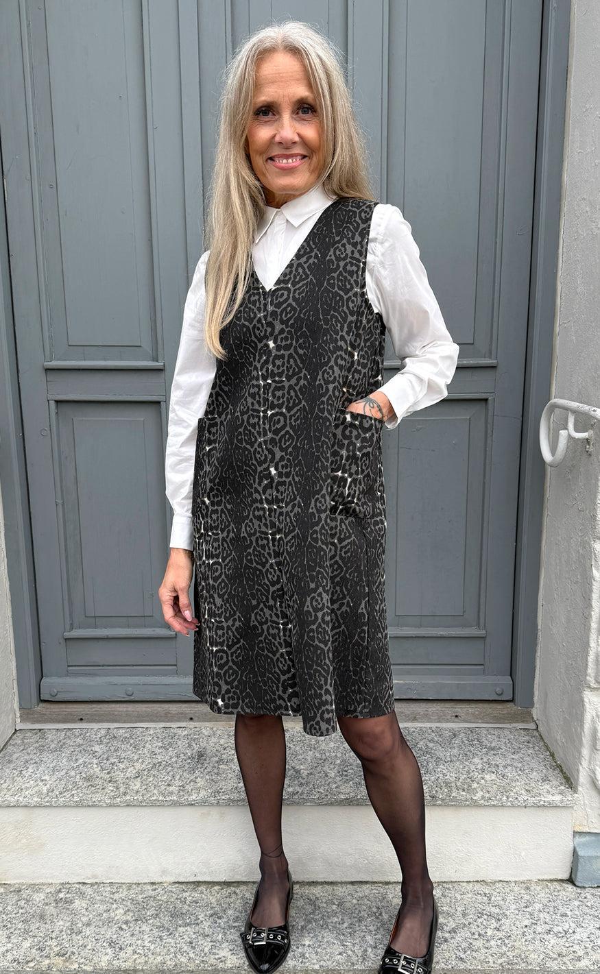 Say INA Copenhagen Kjole - Ania Spencer - Grey Leopard