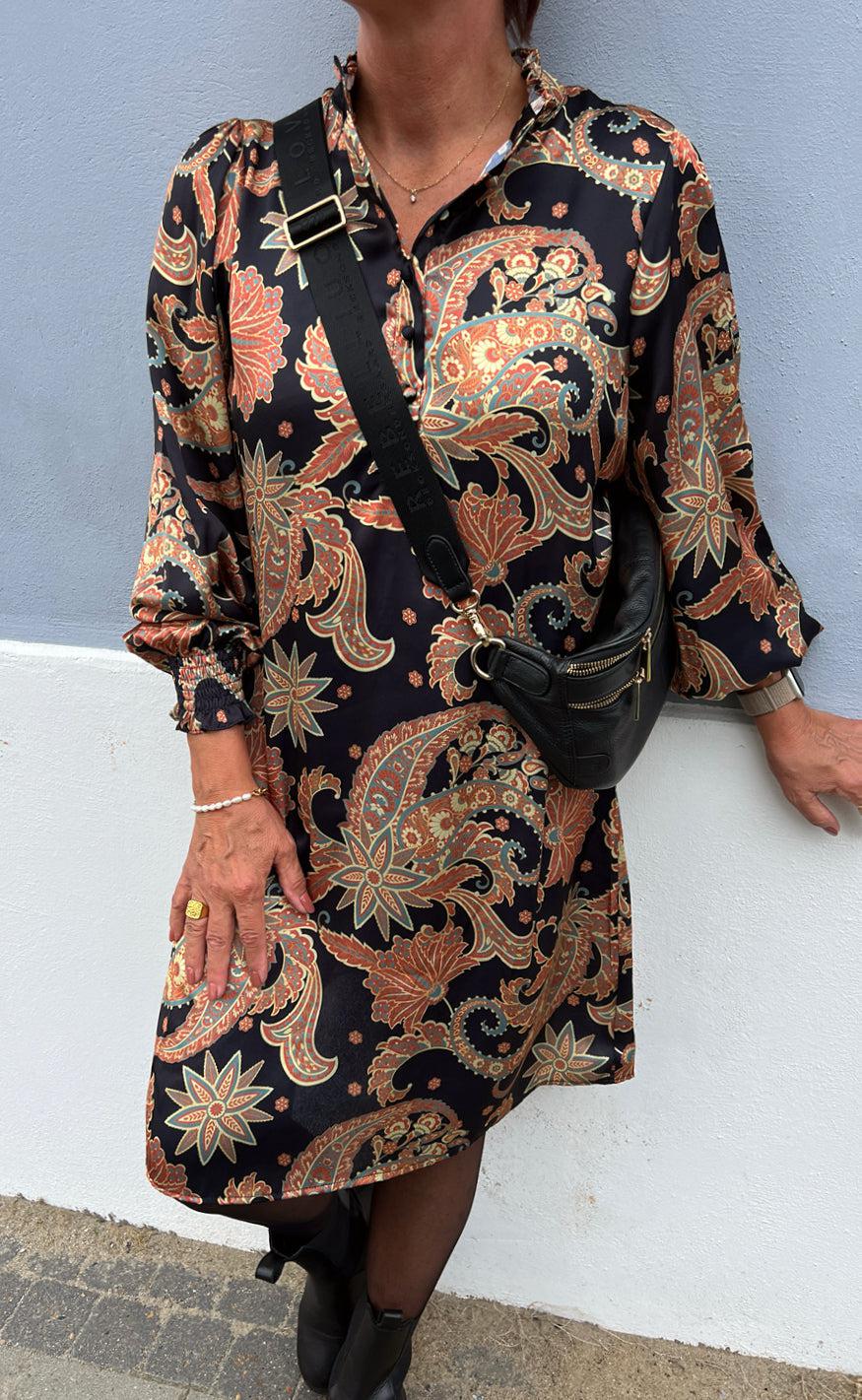 Say INA Copenhagen Kjole - Augusta - Black Paisley