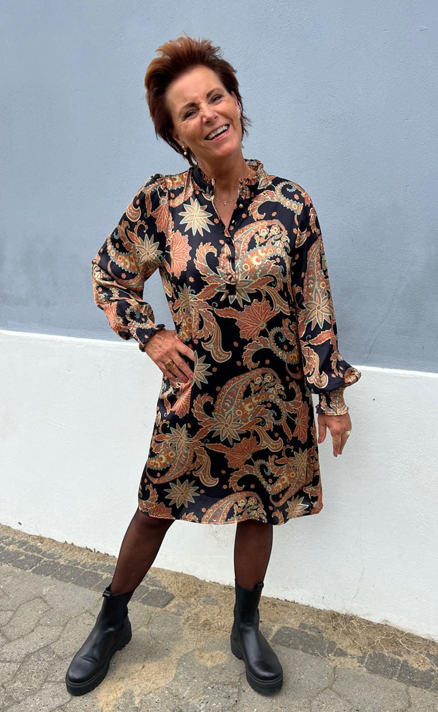 Say INA Copenhagen Kjole - Augusta - Black Paisley