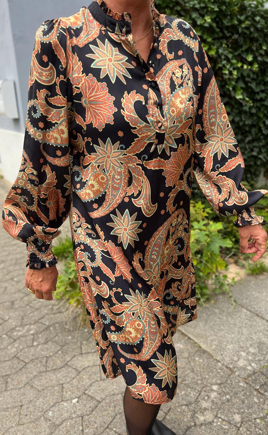 Say INA Copenhagen Kjole - Augusta - Black Paisley
