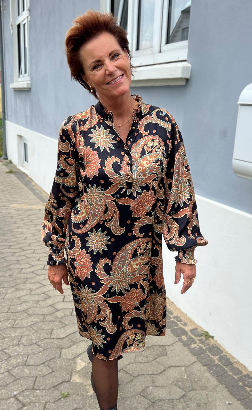 Say INA Copenhagen Kjole - Augusta - Black Paisley