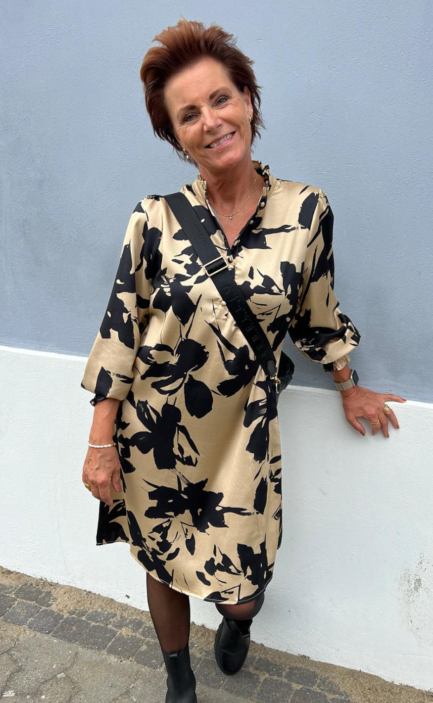 Say INA Copenhagen Kjole - Augusta - Camel / Black Flower