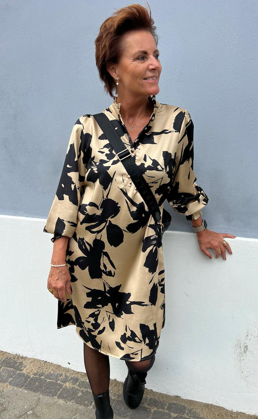 Say INA Copenhagen Kjole - Augusta - Camel / Black Flower
