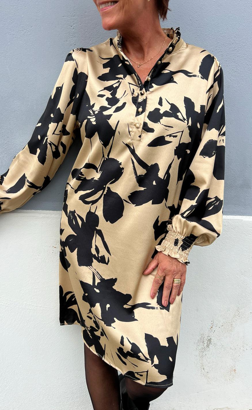 Say INA Copenhagen Kjole - Augusta - Camel / Black Flower