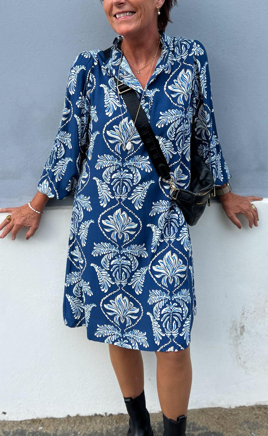 Say INA Copenhagen Kjole - Augusta - Navy Blue Paisley