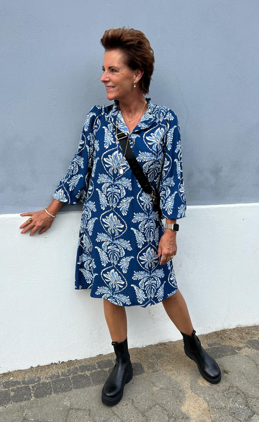 Say INA Copenhagen Kjole - Augusta - Navy Blue Paisley