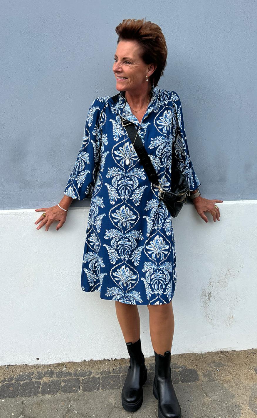 Say INA Copenhagen Kjole - Augusta - Navy Blue Paisley