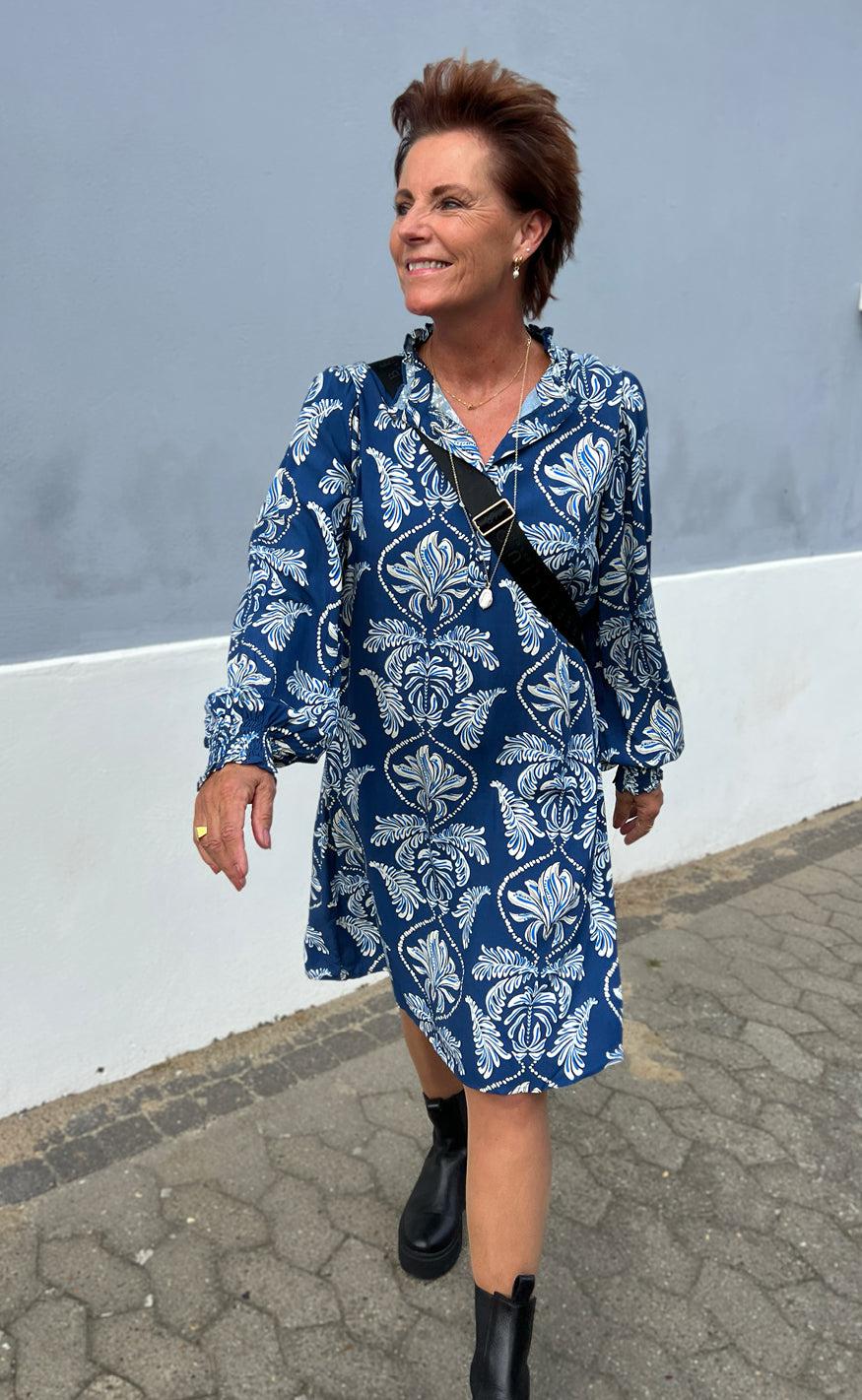 Say INA Copenhagen Kjole - Augusta - Navy Blue Paisley