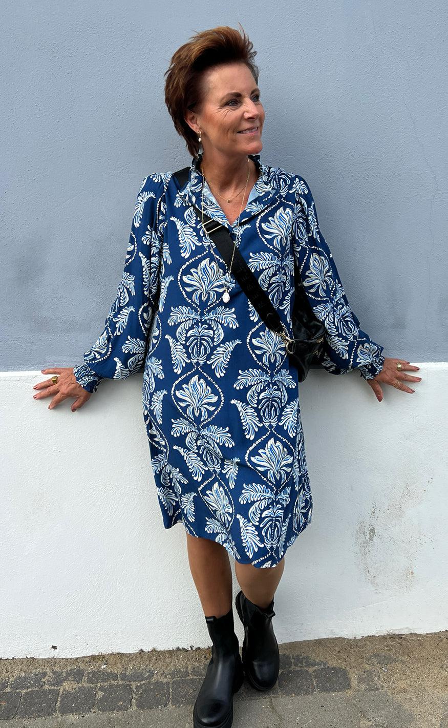 Say INA Copenhagen Kjole - Augusta - Navy Blue Paisley