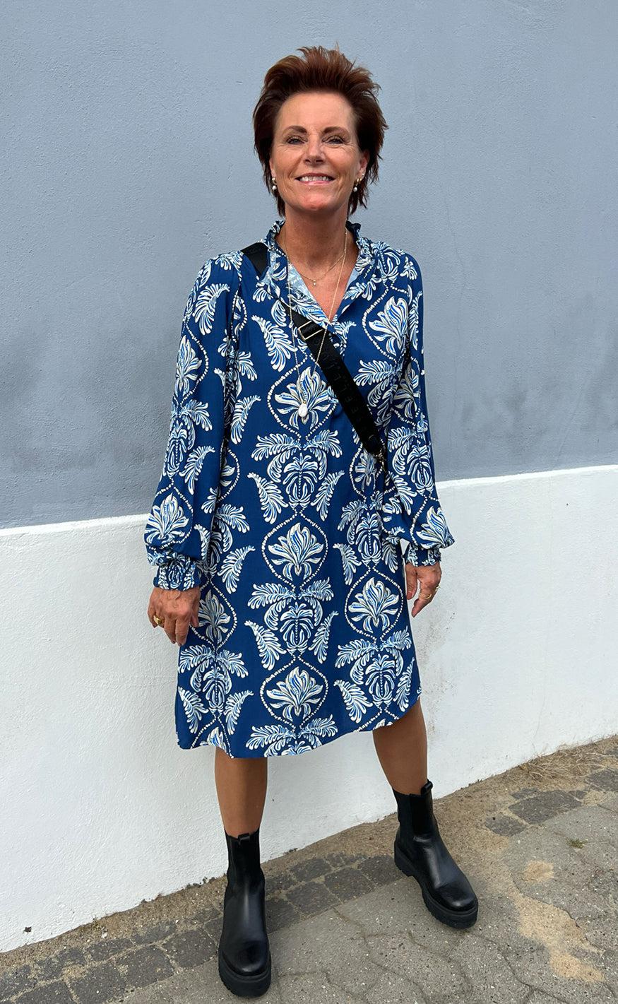 Say INA Copenhagen Kjole - Augusta - Navy Blue Paisley