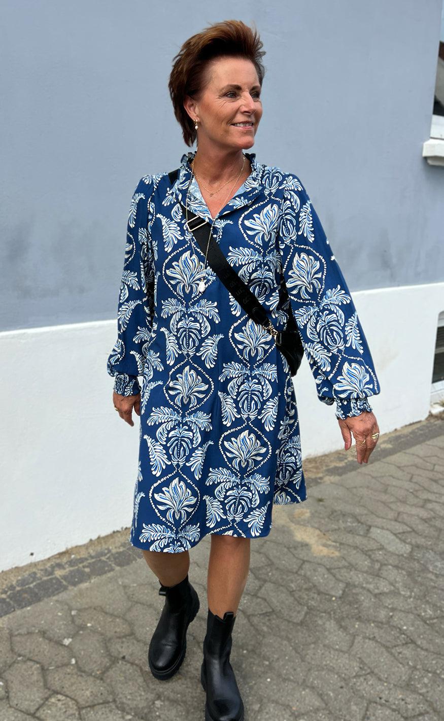 Say INA Copenhagen Kjole - Augusta - Navy Blue Paisley