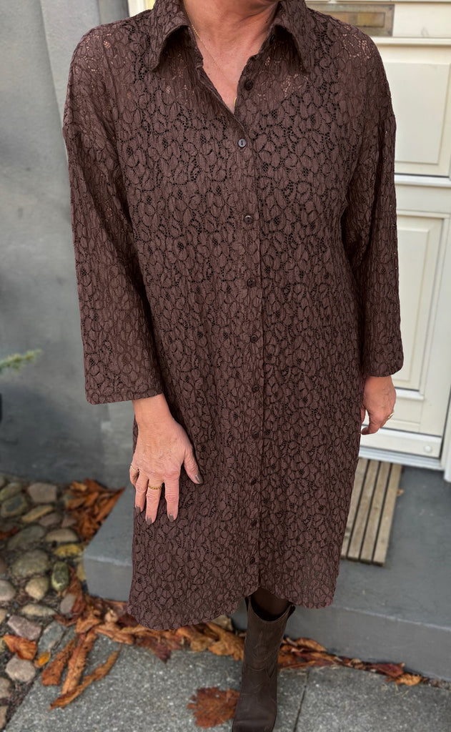 Say INA Copenhagen Kjole - Belle Lace - Dark Brown