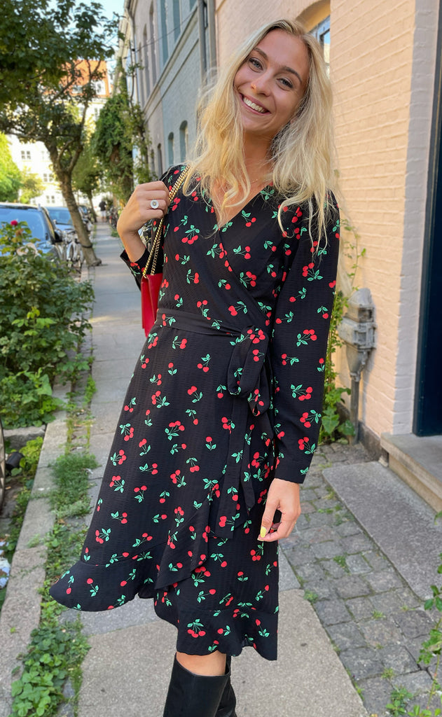 Say INA Copenhagen Kjole - Brina Wrap - Black W. Cherries