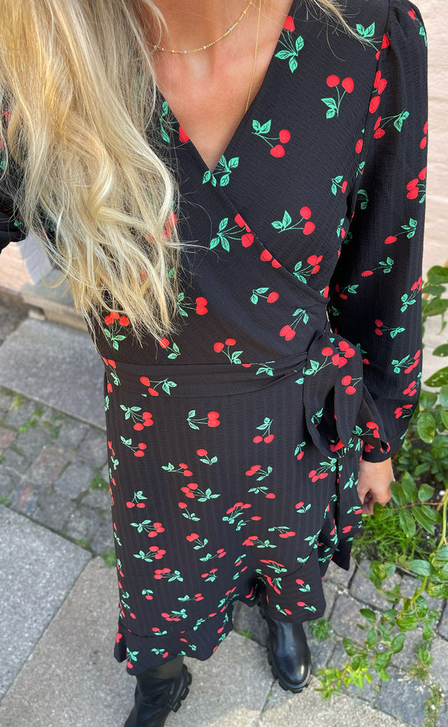 Say INA Copenhagen Kjole - Brina Wrap - Black W. Cherries