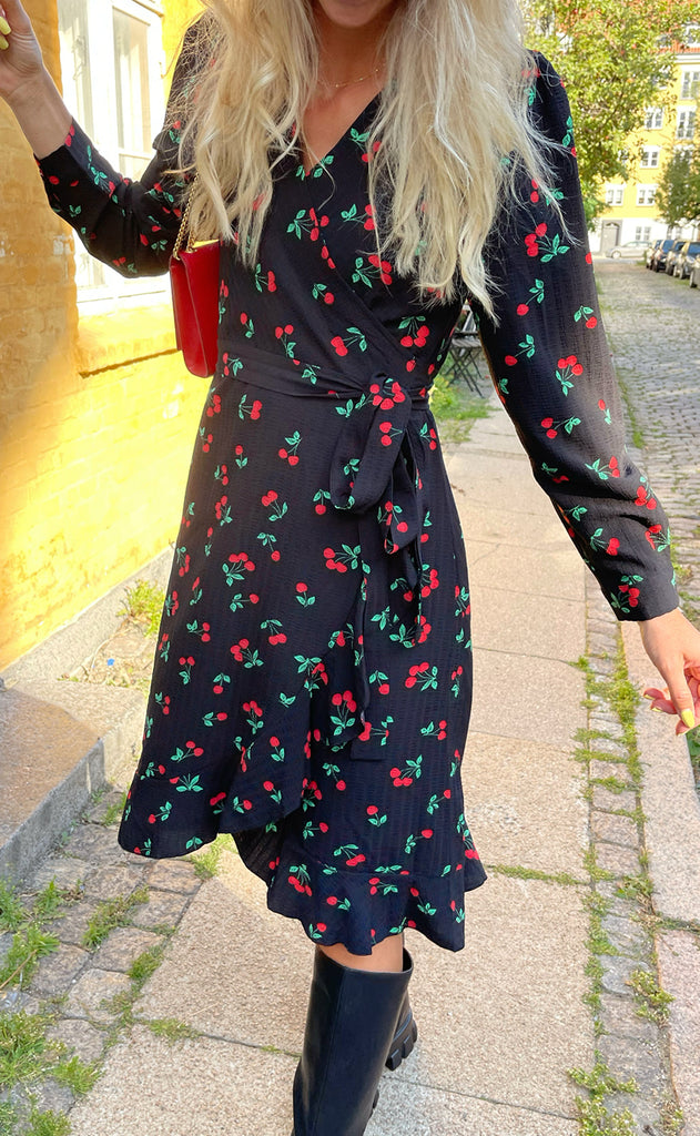 Say INA Copenhagen Kjole - Brina Wrap - Black W. Cherries