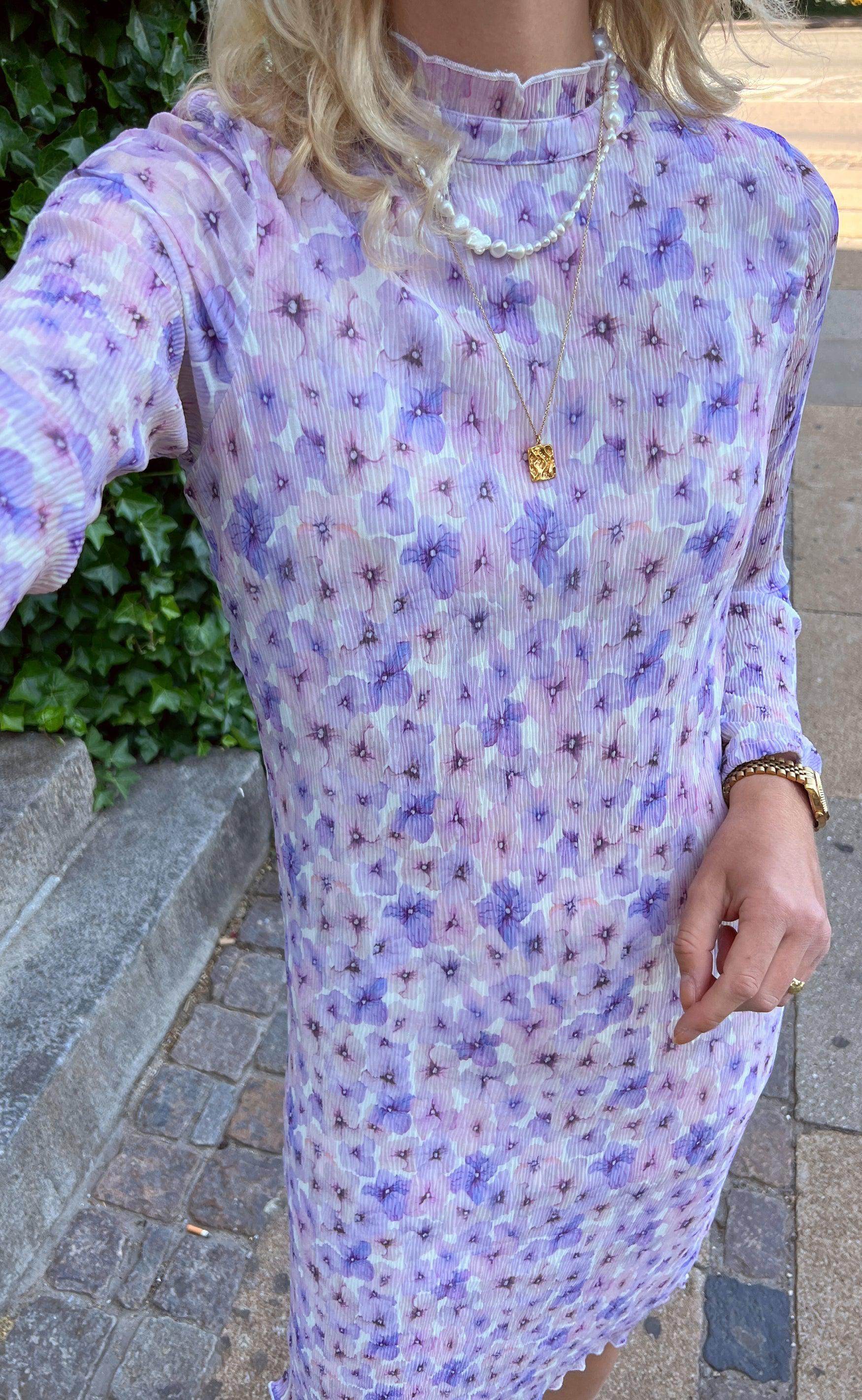 Say INA Copenhagen Kjole - Caja Plisse - Purple Flower